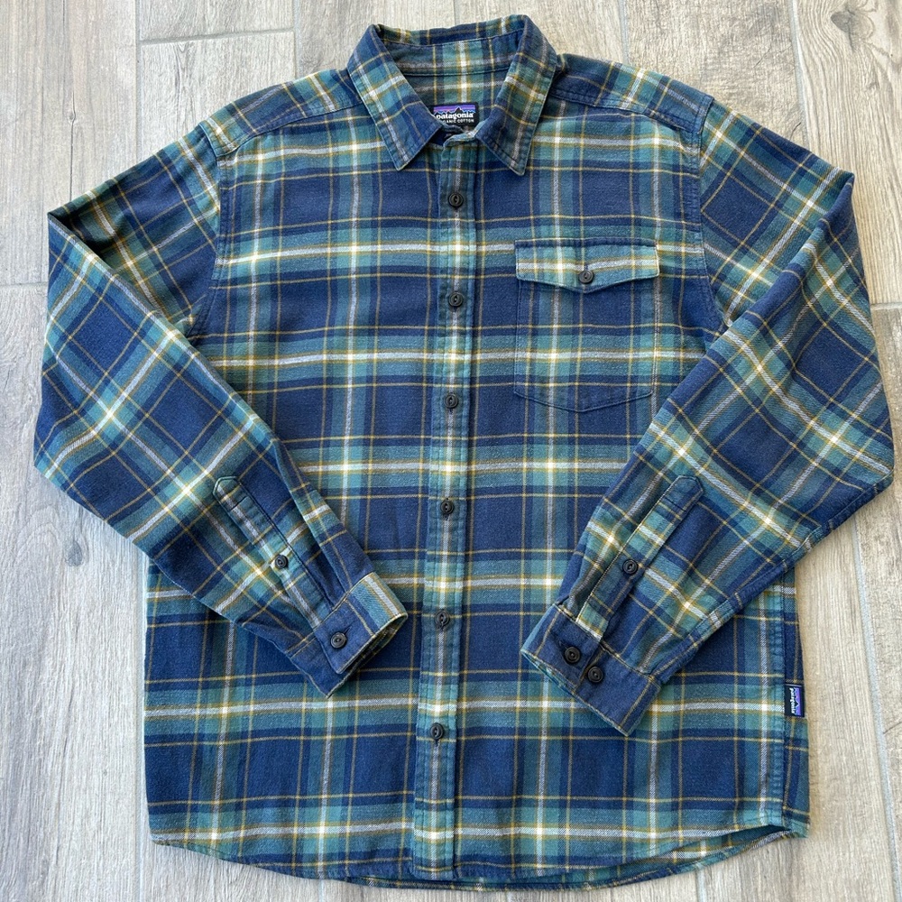 Patagonia Men's Navy and Green Plaid Flannel Lightweight Shirt Size Med.